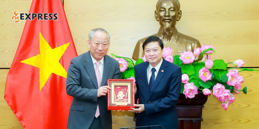 Lê Hồng Vinh phó Chủ tịch Thường trực UBND tỉnh Nghệ An