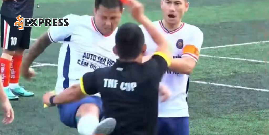 Mâu thuẫn với trọng tài, đồng đội và huấn luyện viên của Lê Sỹ Mạnh