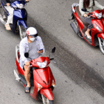 Hà Nội: Hàng loạt người đi xe máy vừa lái xe vừa dùng điện thoại, mức phạt có thể lên đến 14 triệu đ...