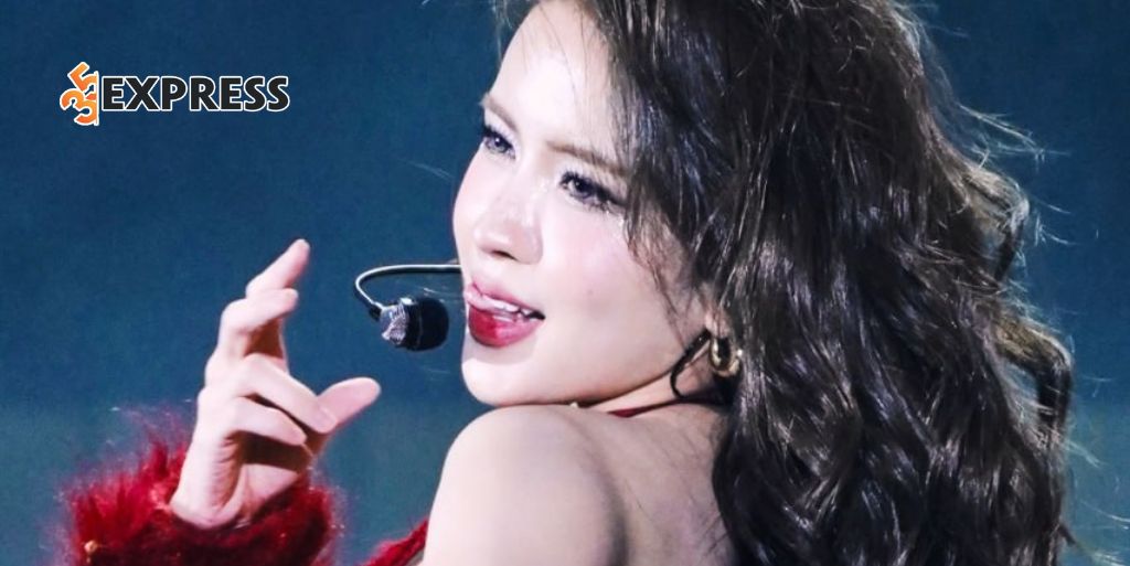 Thiết kế outfit cắt xẻ hiểm hóc khoe trọn đường cong cơ thể