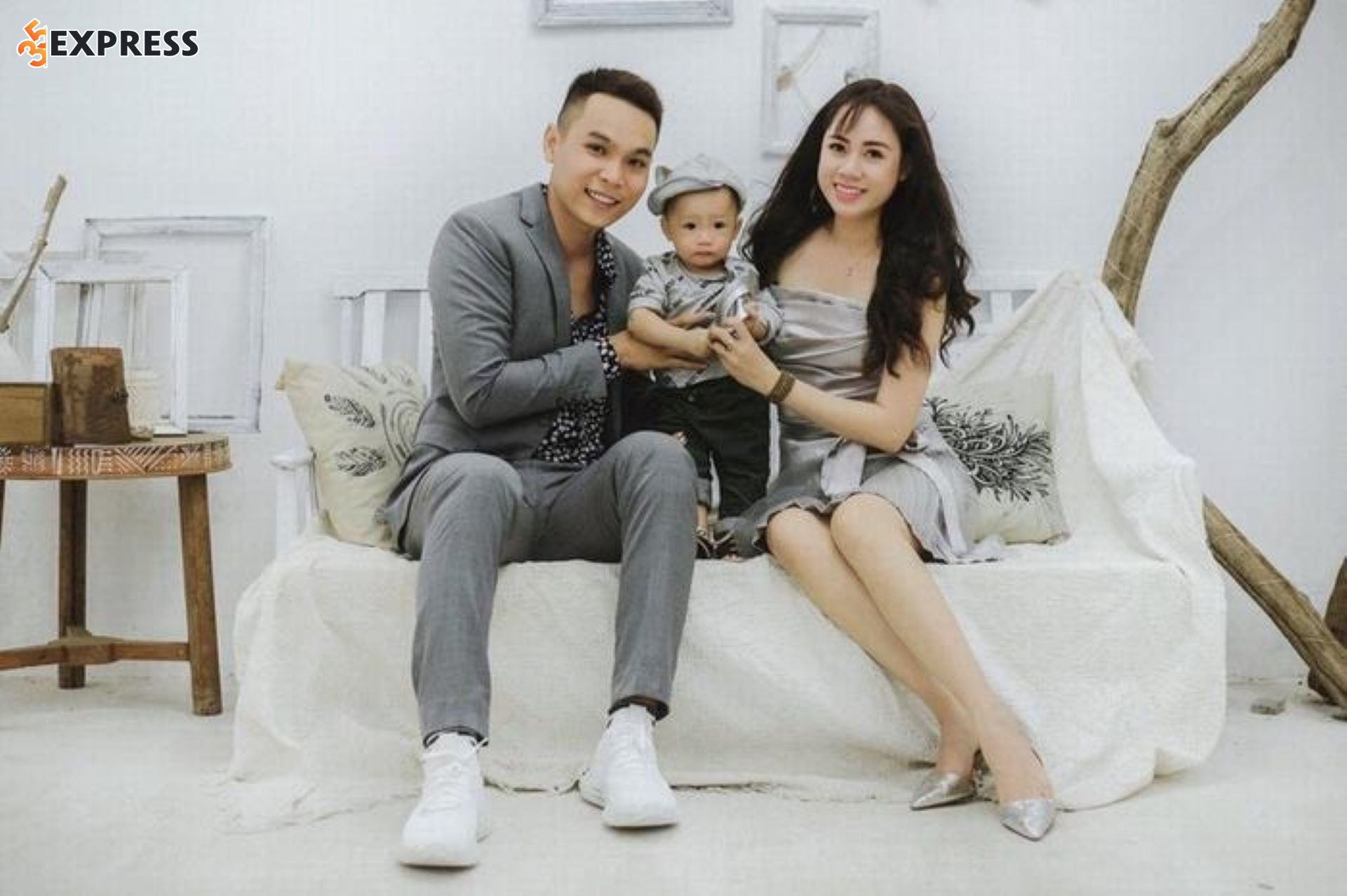 Anh có mối tình kéo dài hơn 8 năm với người vợ bằng tuổi