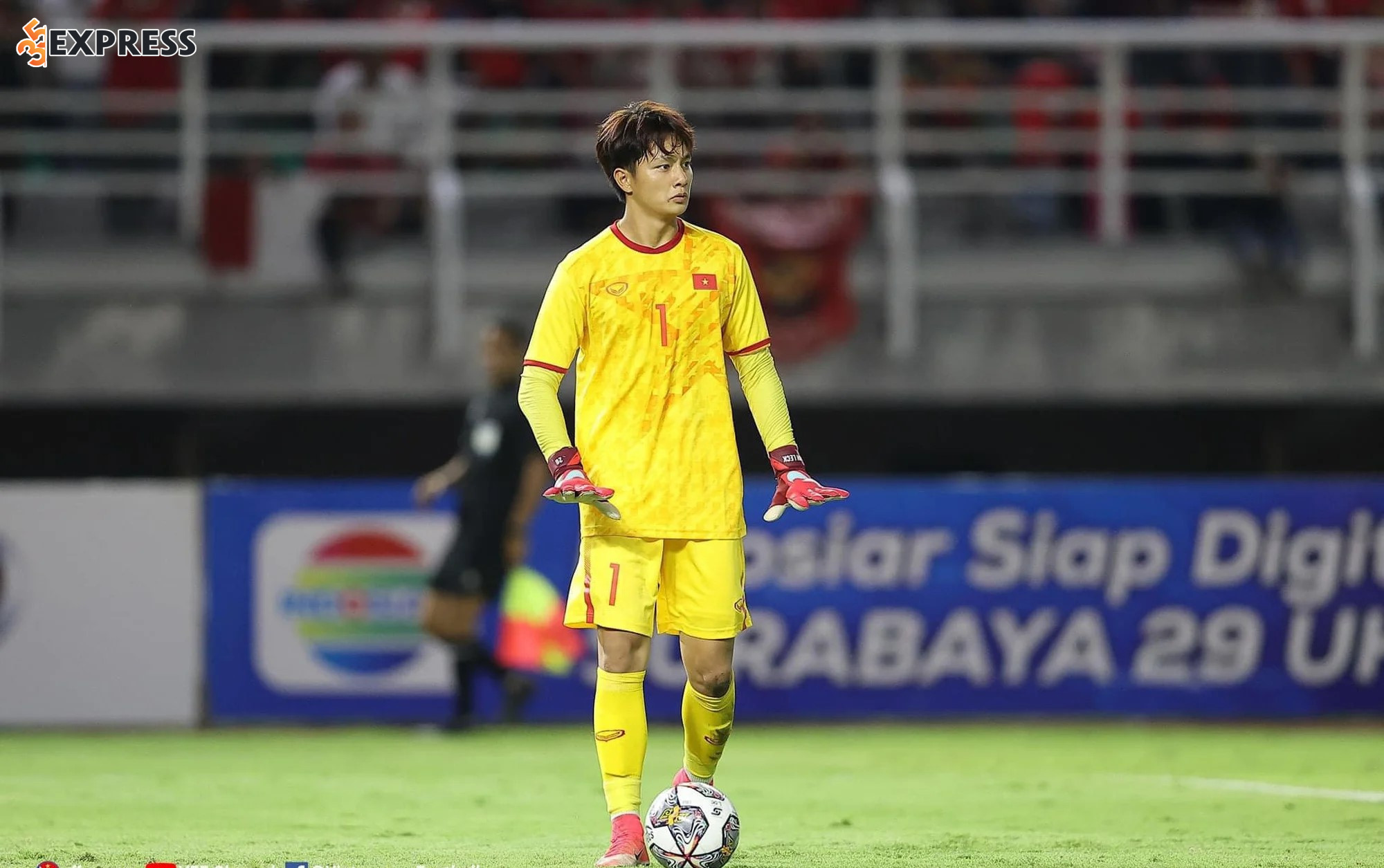 Cao Văn Bình là thủ môn bóng đá chuyên nghiệp người Việt Nam, hiện đang thi đấu cho CLB Sông Lam Nghệ An tại giải vô địch quốc gia V.League 1