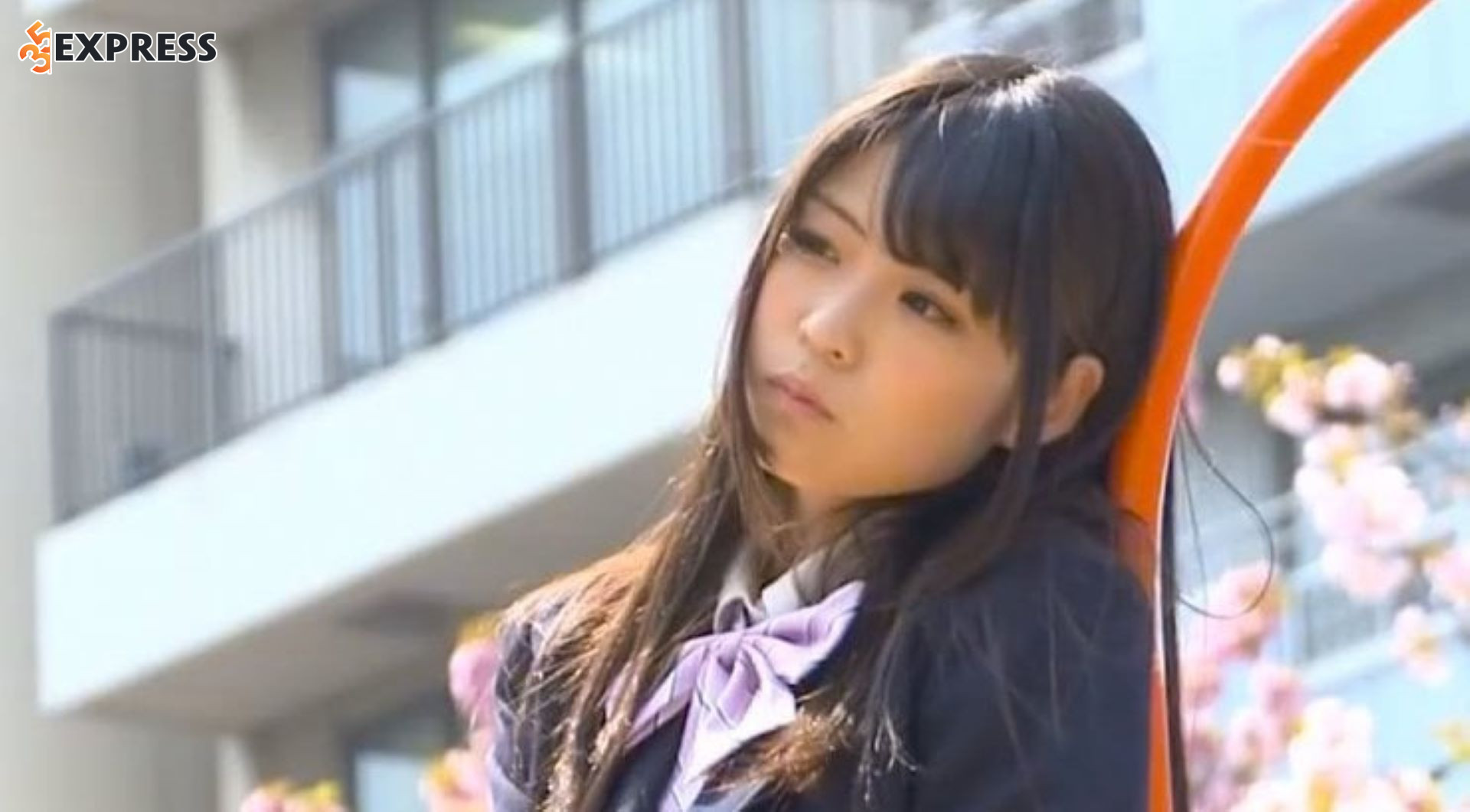 Dù bước sang tuổi đôi mươi, Sakura Yura vẫn giữ được nét trẻ thơ như một nữ sinh trung học.