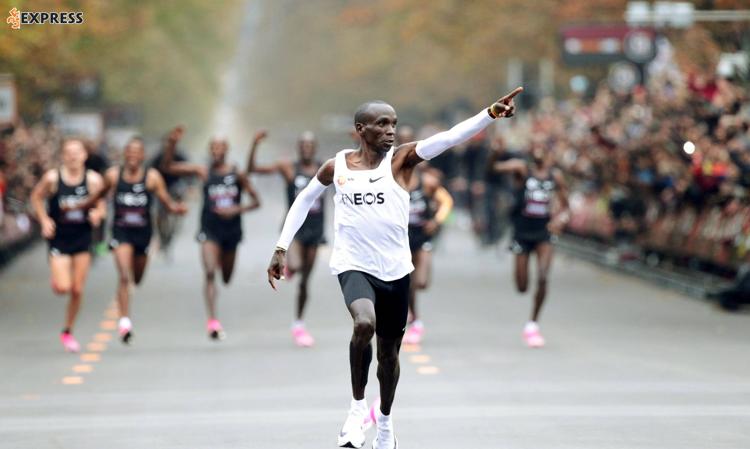 Eliud Kipchoge là một vận động viên chạy cự ly dài chuyên nghiệp người Kenya, được công nhận rộng rãi là vận động viên marathon vĩ đại nhất mọi thời đại.