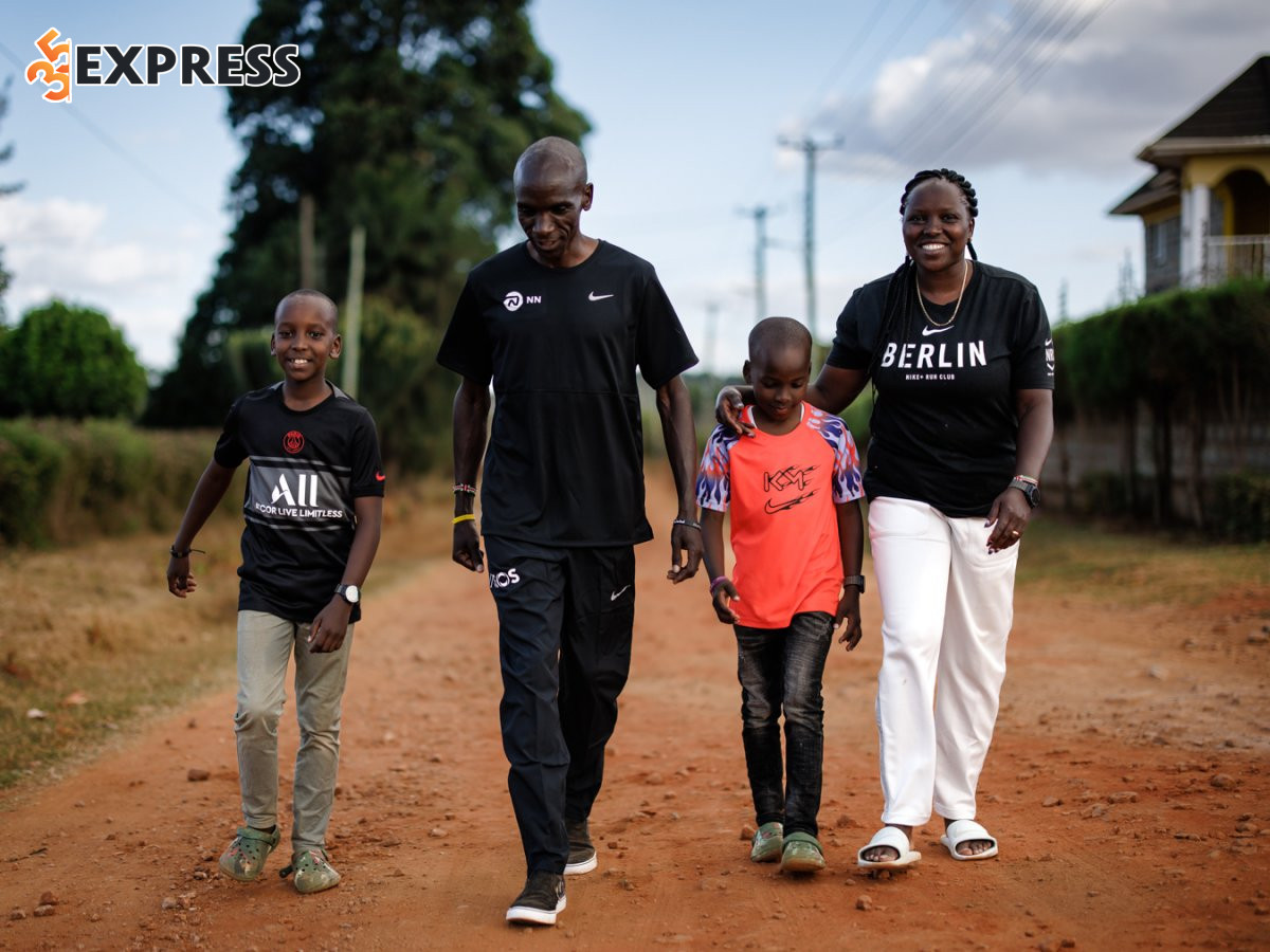 Gia đình nhỏ và người vợ kín tiếng Grace Sugutt