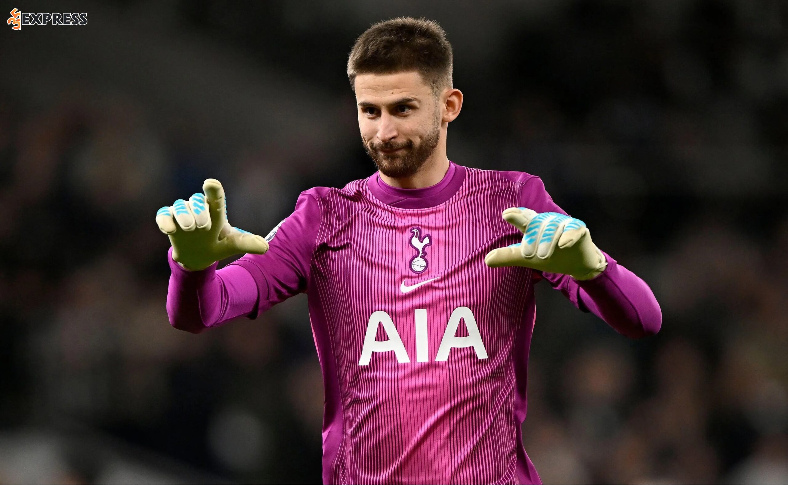 Guglielmo Vicario là một thủ môn bóng đá chuyên nghiệp người Ý, hiện đang thi đấu cho câu lạc bộ Tottenham Hotspur ở Premier League.