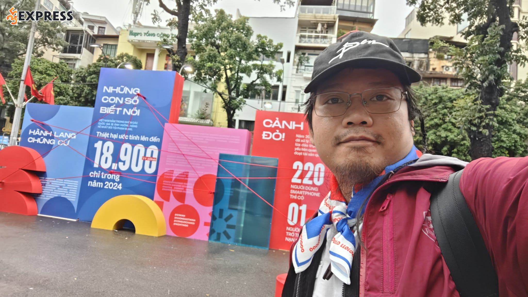 Hoàng Hoa Trung là một nhà hoạt động từ thiện người Việt Nam, nổi tiếng là người sáng lập và điều hành Dự án Nuôi em (Nuôi Em Project)