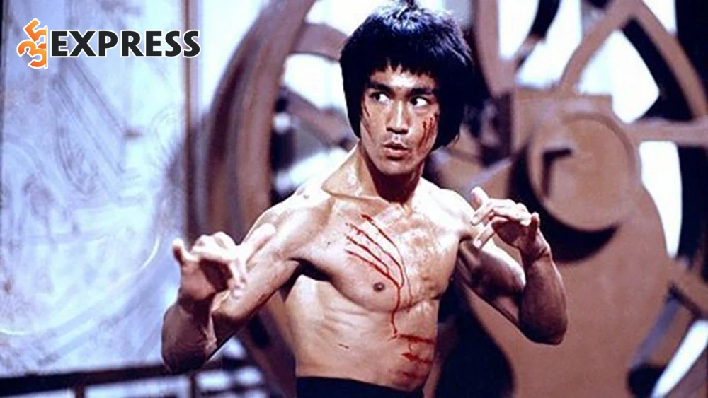 Lý Tiểu Long (Bruce Lee) là một võ sư, diễn viên, nhà làm phim, và triết gia người Mỹ gốc Hồng Kông
