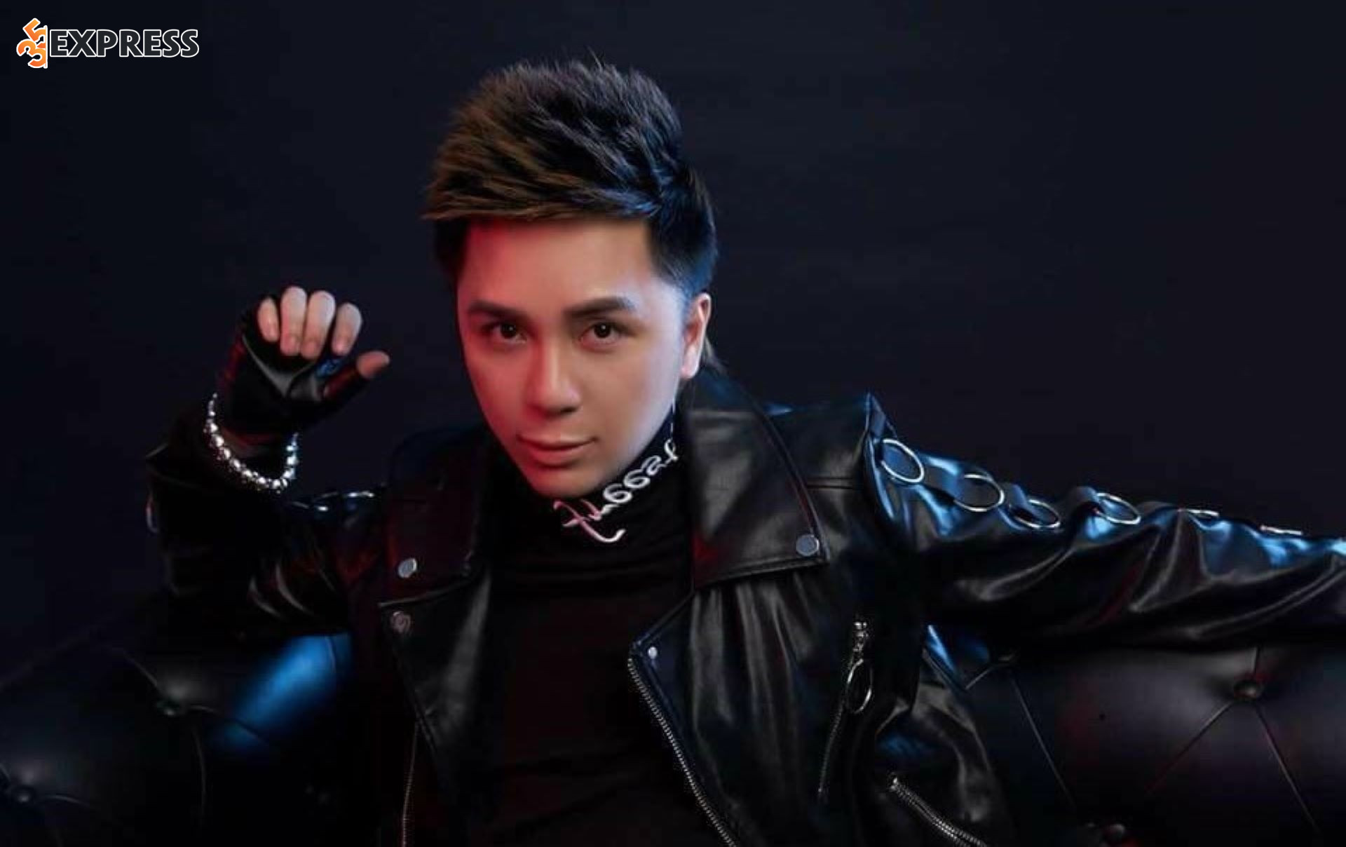 Minh Vương M4U là nam ca sĩ, nhạc sĩ và chuyên gia phối khí nổi tiếng người Việt Nam.