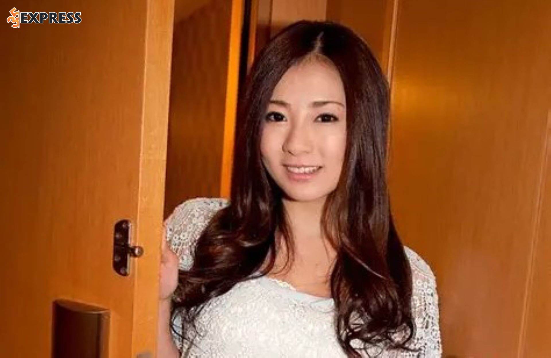 Minori Hatsune là một nữ diễn viên phim người lớn (AV Idol) và người mẫu ảnh (Gravure Idol) nổi tiếng hàng đầu tại Nhật Bản