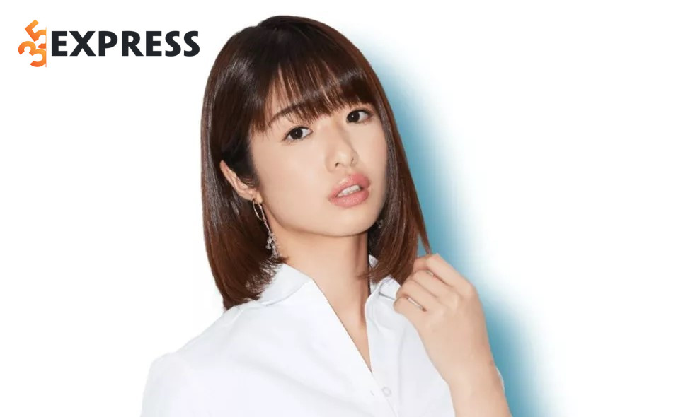 Nanami Kawakami, sinh năm 1992, là một cựu diễn viên phim người lớn (AV Idol) và nay là diễn viên chính thống, người mẫu, ca sĩ nổi tiếng người Nhật Bản.