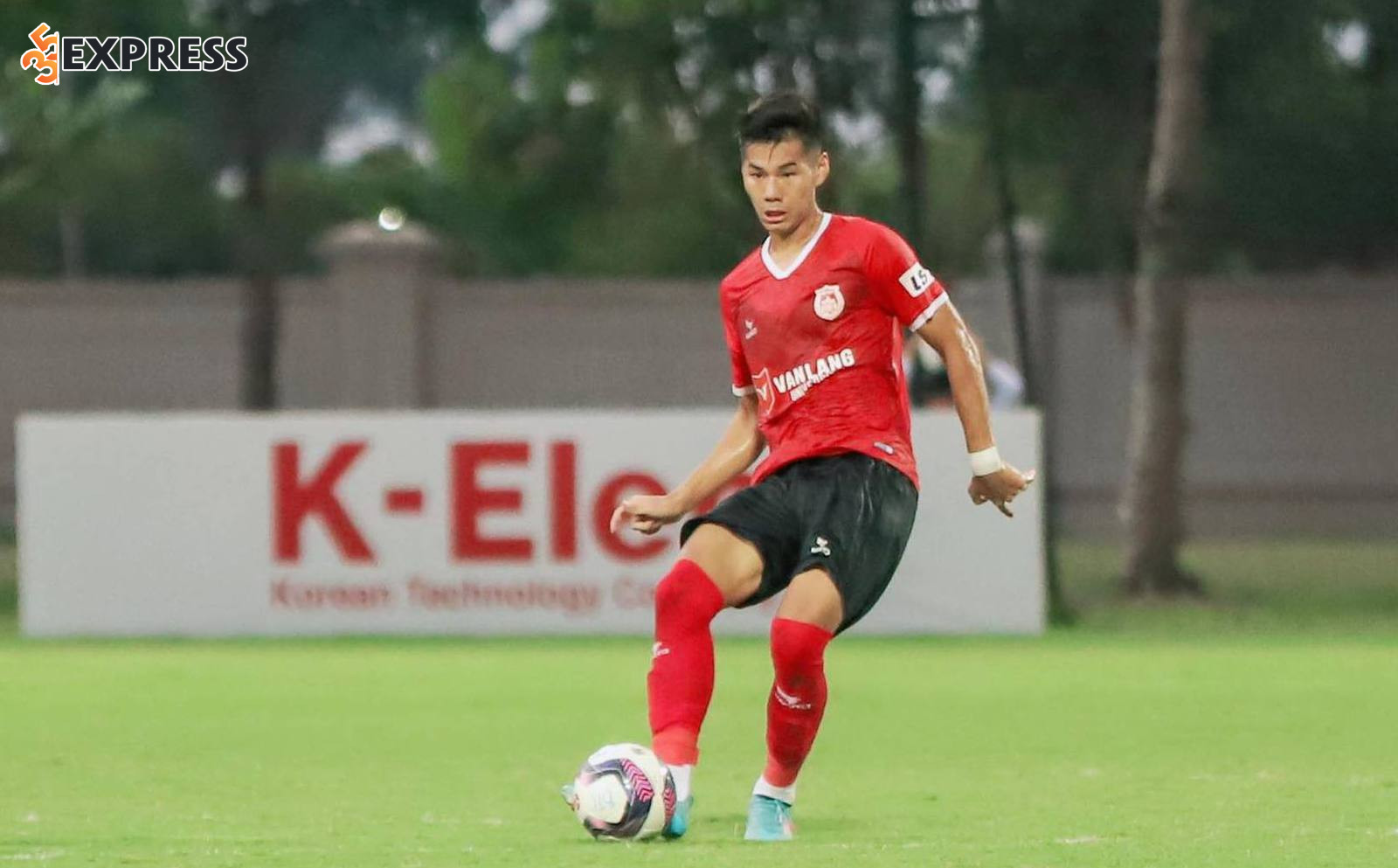 Nguyễn Hiểu Minh là cầu thủ bóng đá chuyên nghiệp người Việt Nam, hiện đang thi đấu ở vị trí trung vệ cho câu lạc bộ PVF-CAND tại giải V.League 1