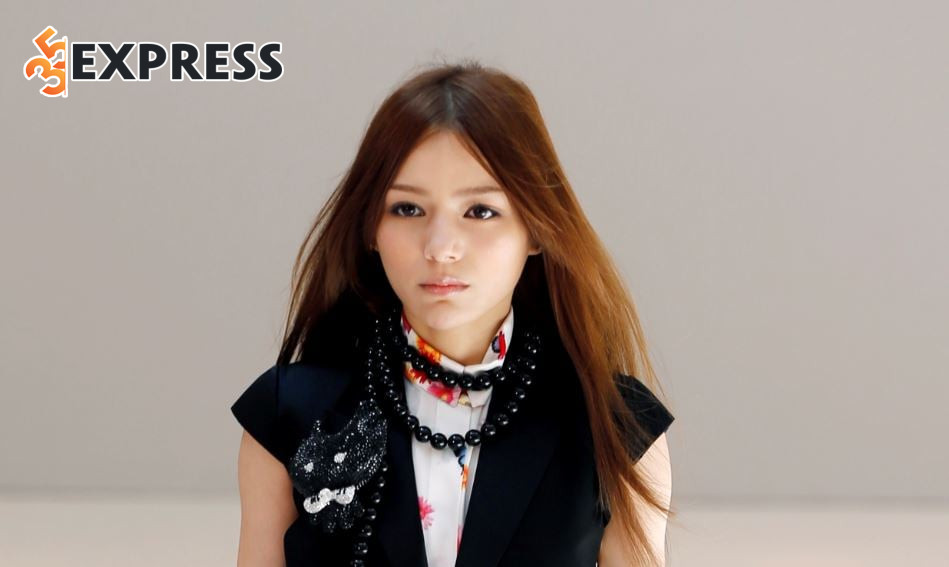 Tina Yuzuki là một nữ diễn viên phim người lớn (AV) người Nhật Bản