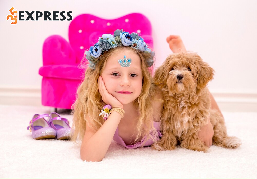 Từ cô bé bị bại não đến ngôi sao YouTube toàn cầu