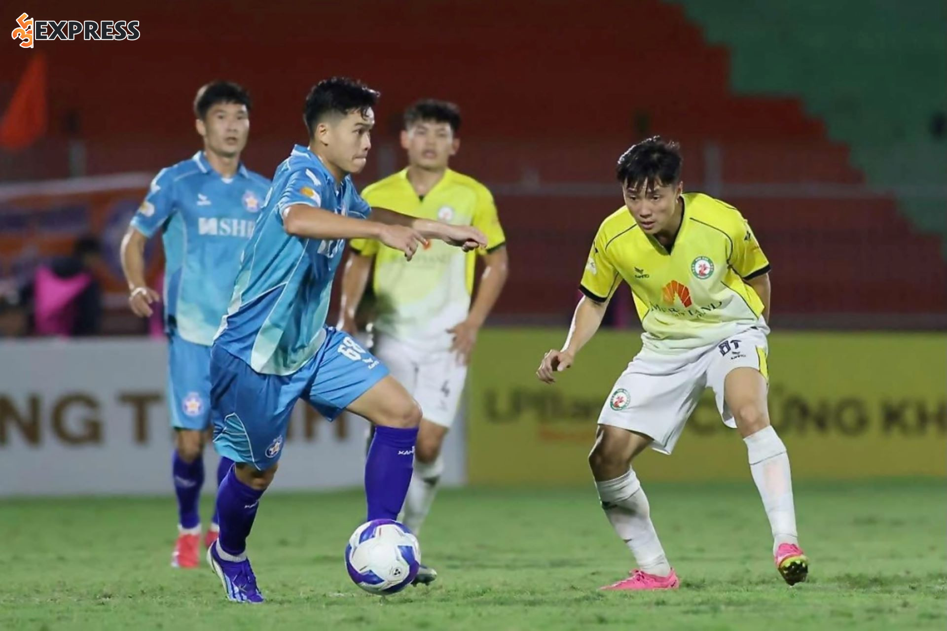 Màn ra mắt chuyên nghiệp và các cấp độ đội tuyển trẻ