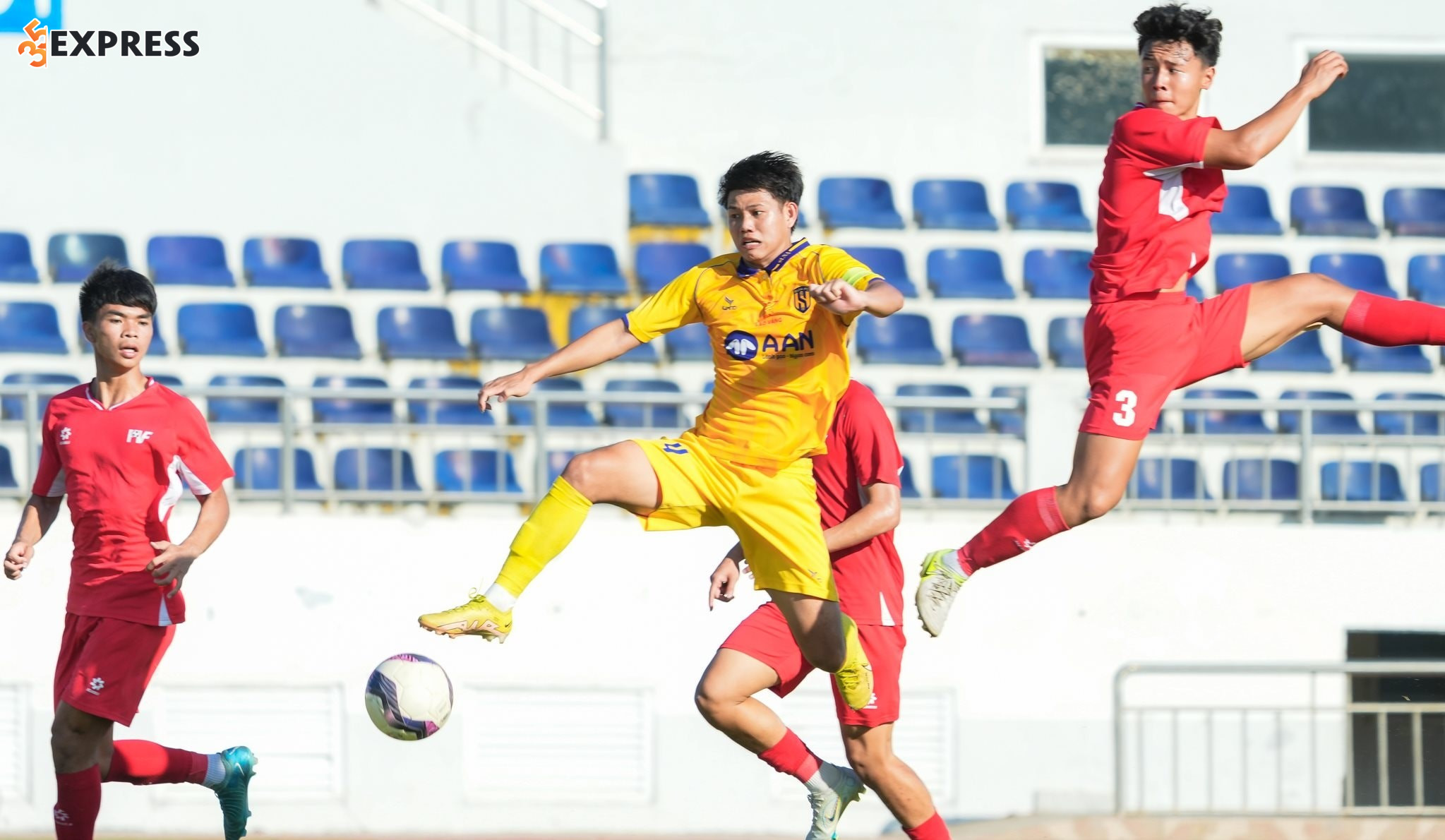 Nguyễn Đức Anh là cầu thủ bóng đá chuyên nghiệp người Việt Nam, hiện đang thi đấu ở vị trí trung vệ hoặc hậu vệ trái