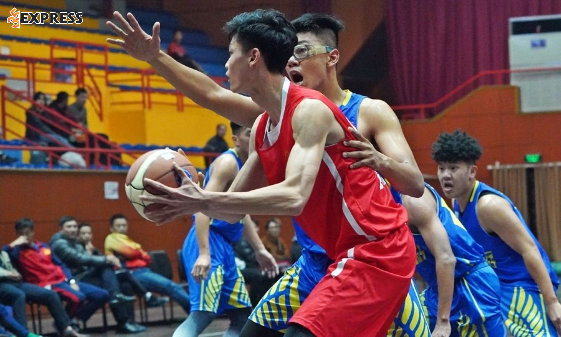 Phạm Đức Kiên sở hữu lối chơi đặc trưng của một trung phong hiện đại với khả năng bảo vệ rổ (rim protection) cực tốt