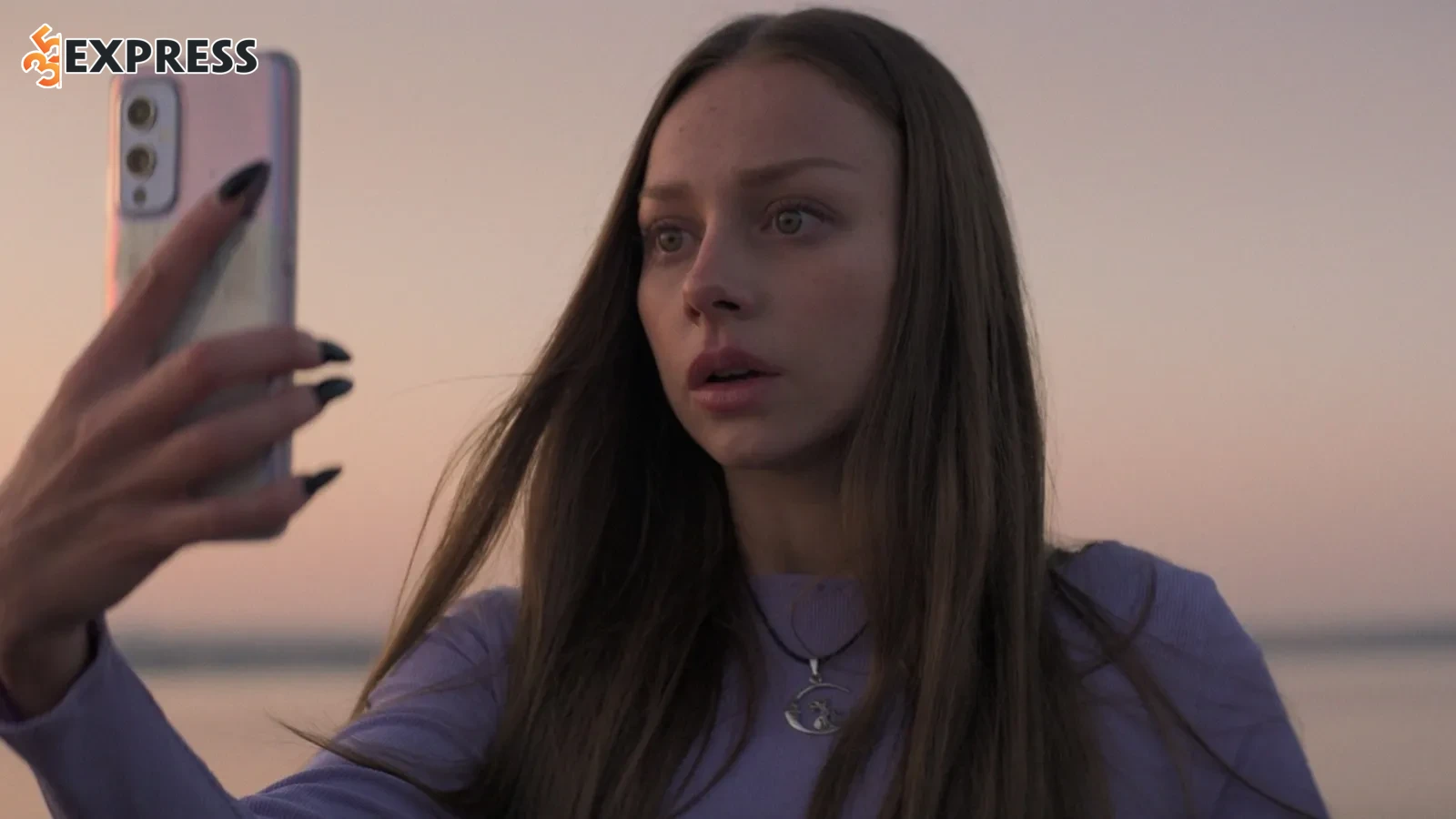 Ester Exposito là một nữ diễn viên và người mẫu chuyên nghiệp người Tây Ban Nha