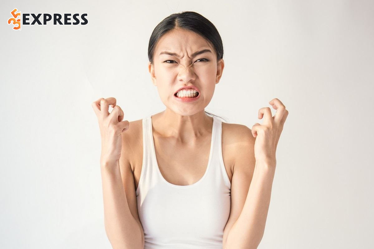 Nó thường chủ về người nóng tính, nhiều mưu mô nhưng lại có khả năng kiểm soát bản thân tốt