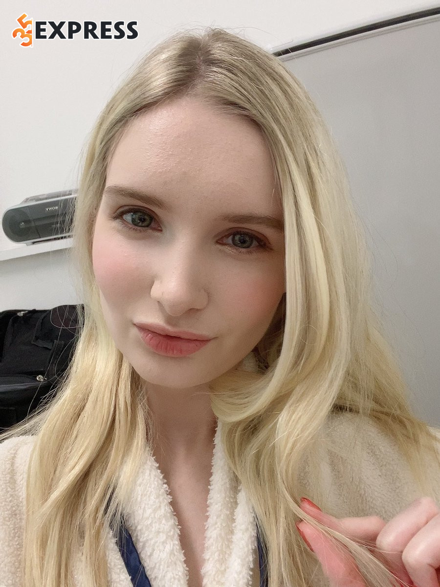 Lily Hart là ai?