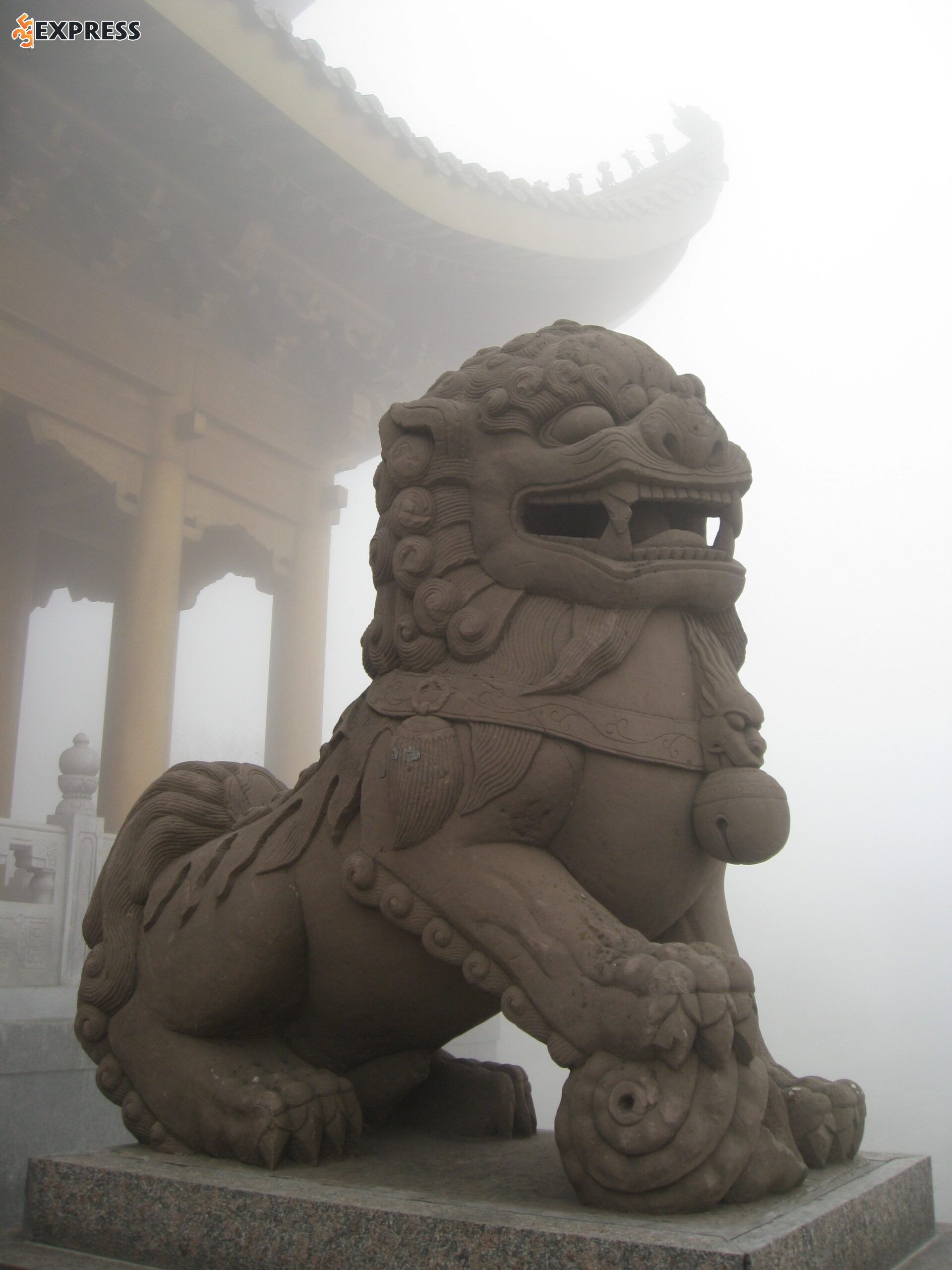 Tượng sư tử đá