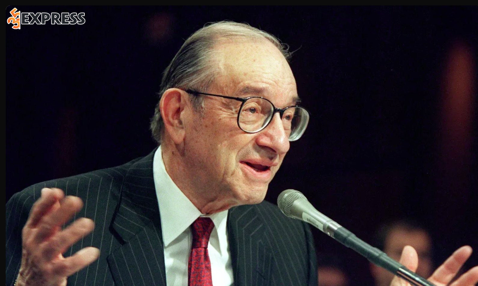 Alen Greenspan làm chuyên viên phân tích tại National Industrial Conference Board
