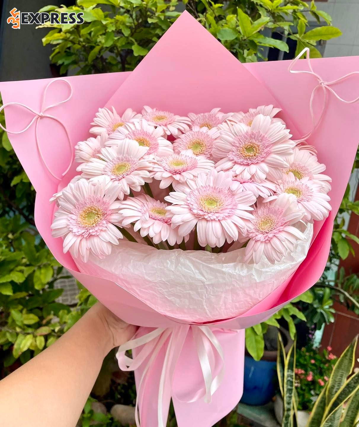 Ưu tiên hoa tươi và màu sắc rực rỡ
