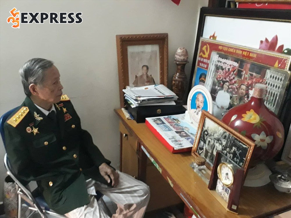 Anh hùng La Văn Cầu được phong quân hàm Đại tá và nghỉ hưu năm 1996