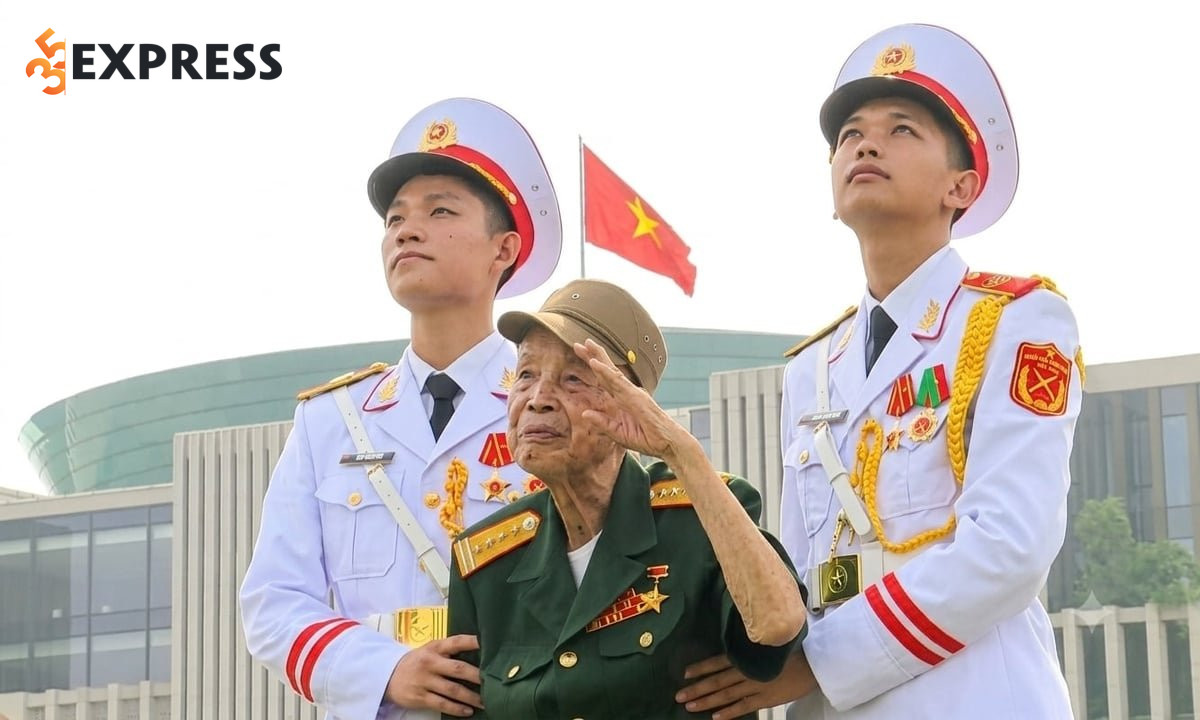 Anh hùng La Văn Cầu với Huân chương Quân công hạng Nhì