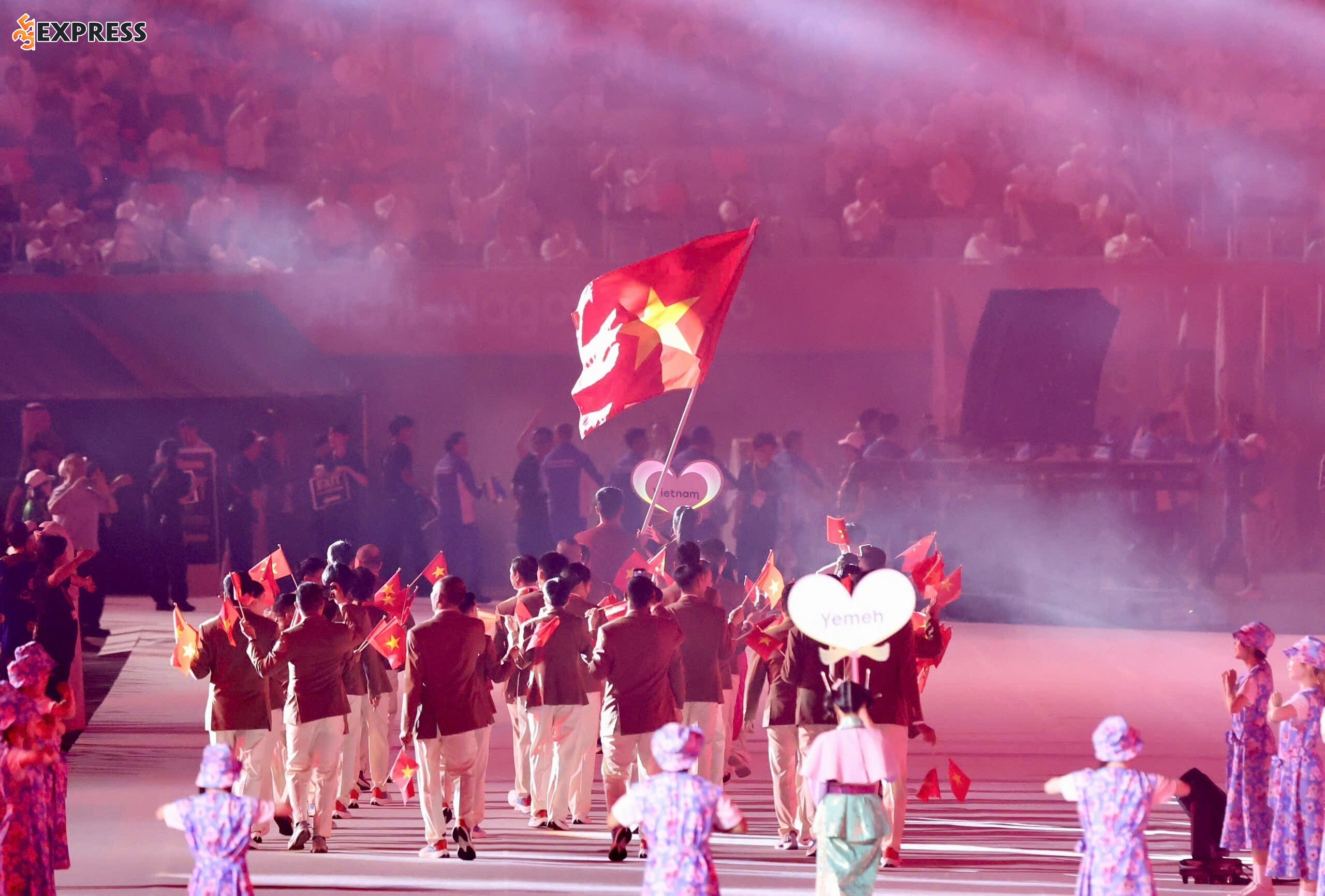 Đinh Quang Kiệt vinh dự cầm cờ cho Đoàn Thể thao Việt Nam tại lễ khai mạc ASIAD 2026