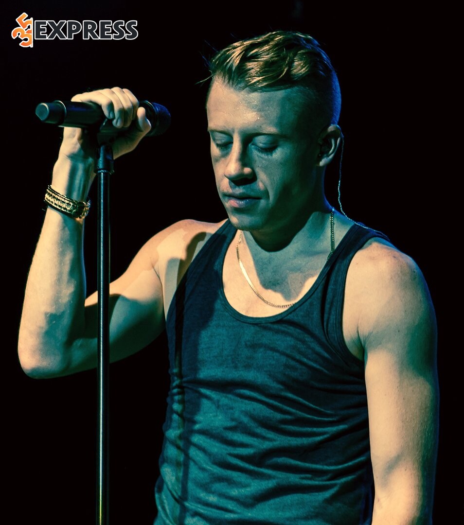 Macklemore thu âm các sản phẩm âm nhạc đầu tay dưới nghệ danh Professor Macklemore