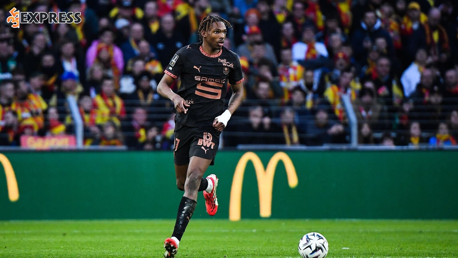 Năm 2019, Jacquet gia nhập học viện đào tạo trẻ danh tiếng của Stade Rennais