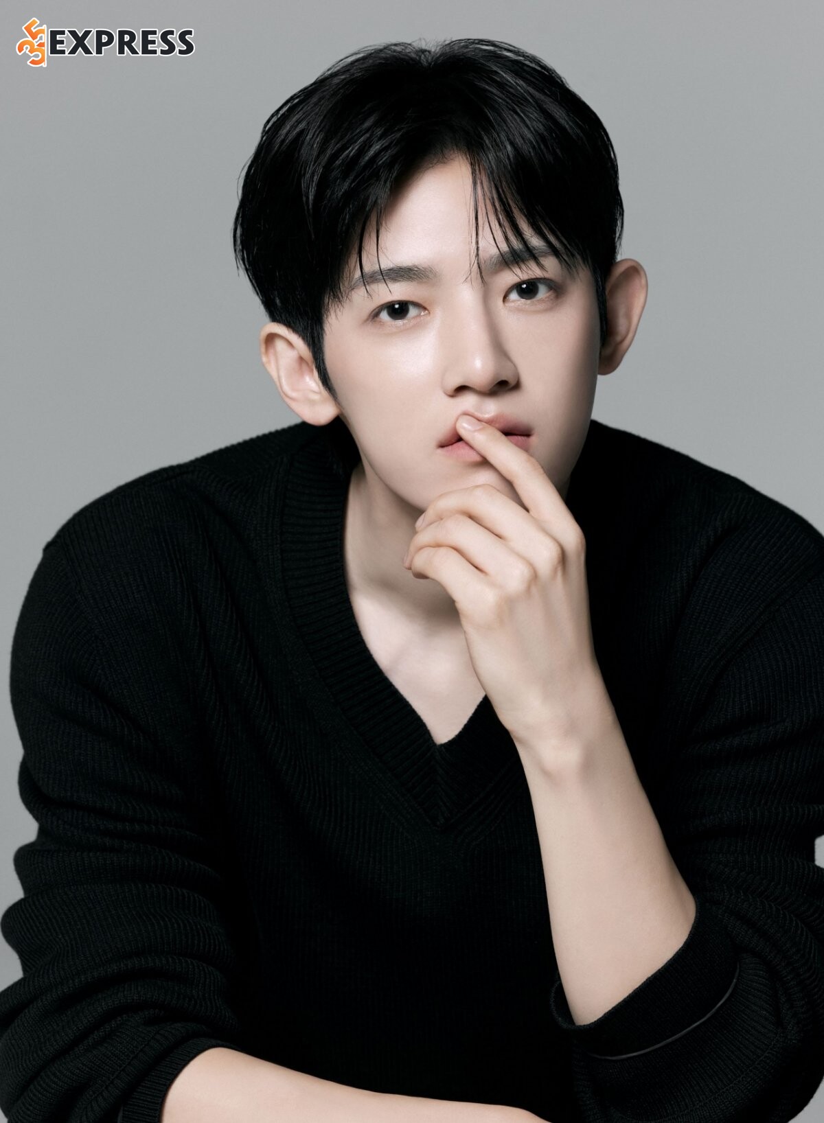 Park Si-woo bộc lộ niềm đam mê với ca hát và vũ đạo từ còn theo học trung học