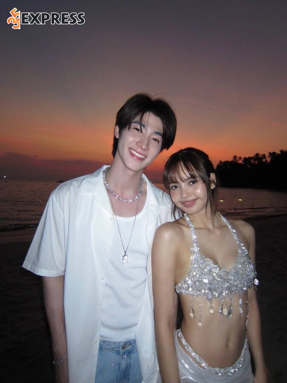 Vẻ ngoài nam thần của chàng trai như hình với bóng với Lisa 