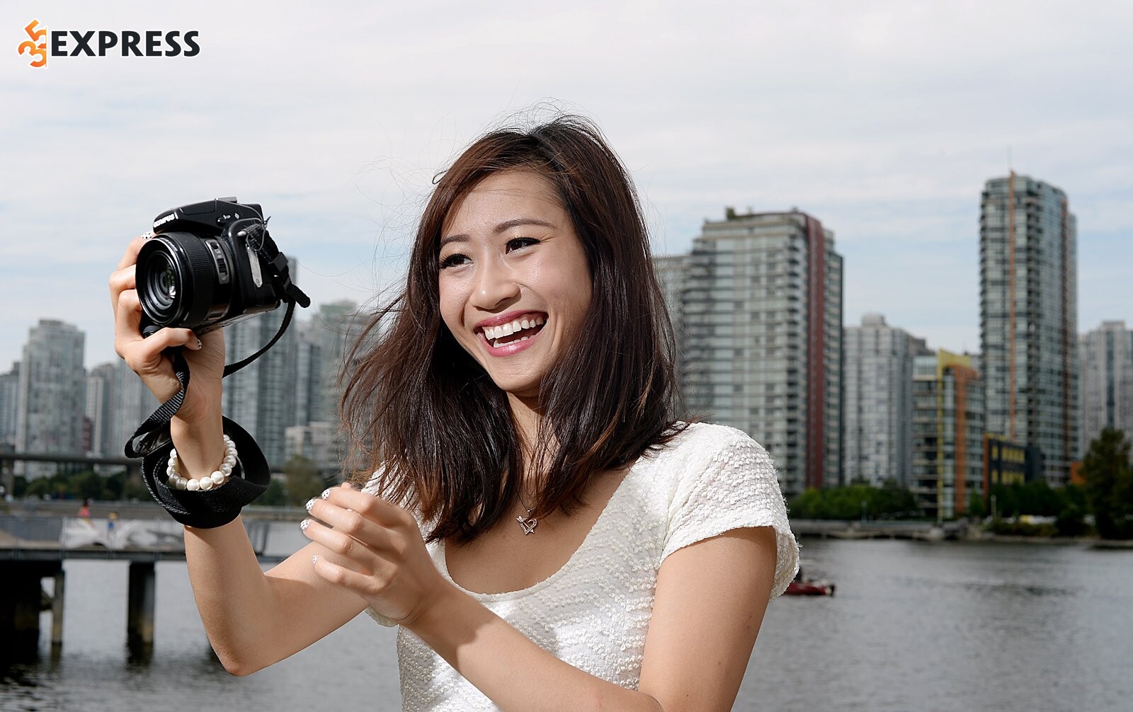 2011 Leenda Dong xây dựng kênh YouTube cá nhân mang tên LeendaDProductions
