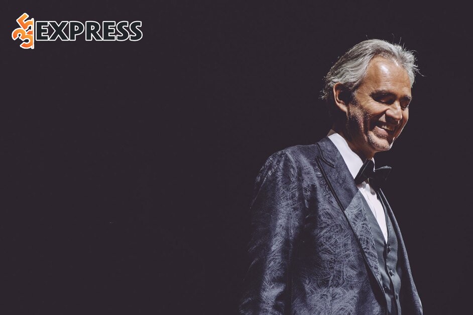 Andrea Bocelli mất đi thị lực hoàn toàn năm 12 tuổi sau một chấn thương thể thao