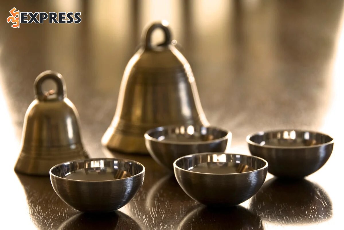 (Khánh) gắn với khí sắc thanh cao và âm vang kim thạch nên được xếp vào hành Kim