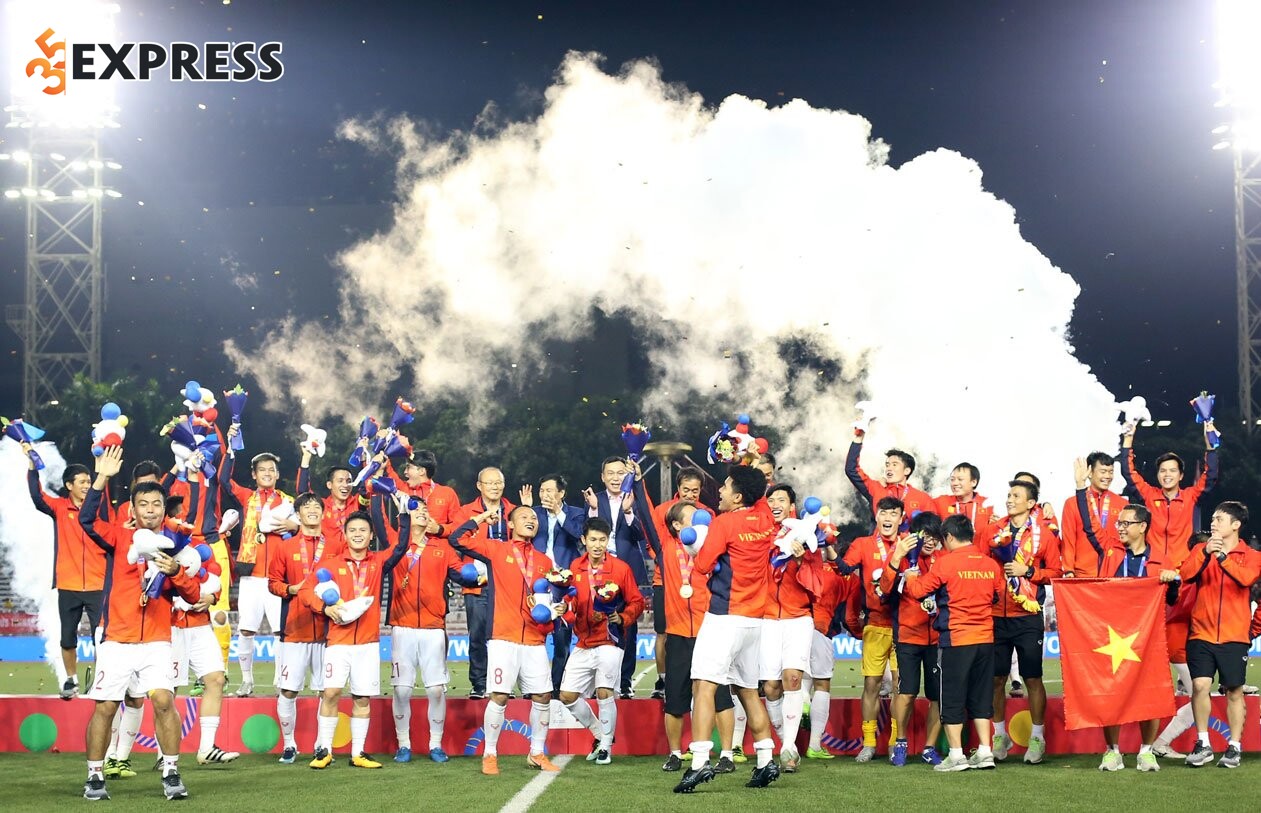 Ngọc Bảo với tấm Huy chương Vàng SEA Games 30 cùng U22 Việt Nam