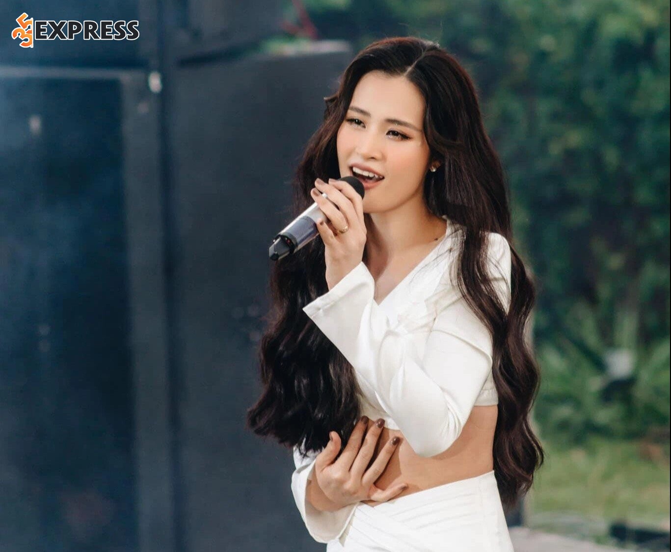 Nữ ca sĩ Đông Nhi