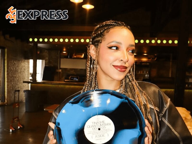 Tinashe tự tay sáng tác và thu âm ba bản mixtape